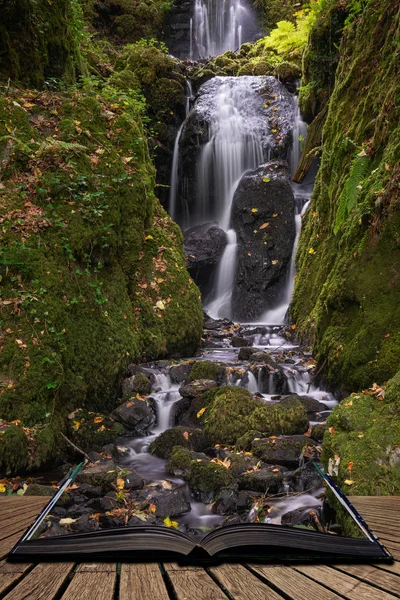Wspaniałe Wodospad Wysoki Przepływającym Przez Bujną Roślinność Liści Jesienią Wychodzi — Zdjęcie stockowe