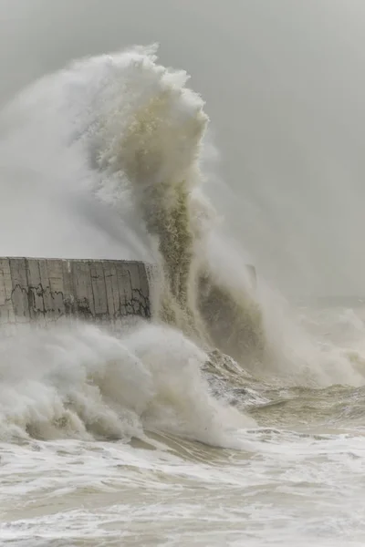 Impresionantes Olas Que Estrellan Sobre Pared Del Puerto Durante Tormenta — Foto de Stock