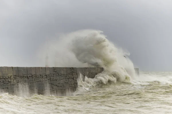 Nádherné Velké Vlny Přes Přístav Zeď Během Větrné Bouře Newhavenu — Stock fotografie