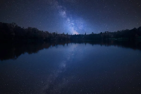 Impressionante Vibrante Láctea Imagem Composta Sobre Paisagem Lago Imóvel — Fotografia de Stock