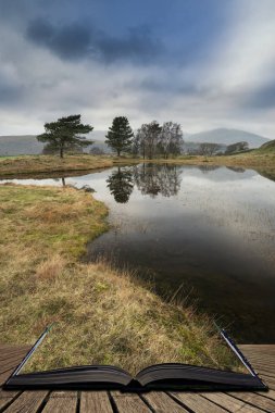 Moody fırtına bulutları Kelly Hall Tarn Lake District olarak üzerinde geç sonbahar sonbahar öğleden sonra dışarı sayfaları geliyor sırasında güzel manzara görüntüsünü açın hikaye kitabı