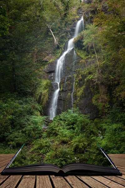 Impresionante Cascada Alta Que Fluye Sobre Exuberante Follaje Paisaje Verde — Foto de Stock