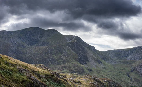 美丽的细节 Llyn 欧哥文在秋初斯诺登尼亚附近的 Tryfan 山景观图象 — 图库照片