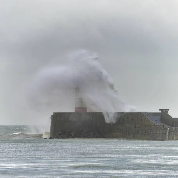 Fantastiska Vågor Kraschar Över Hamnen Väggen Blåsigt Storm Newhaven Engelska — Stockfoto