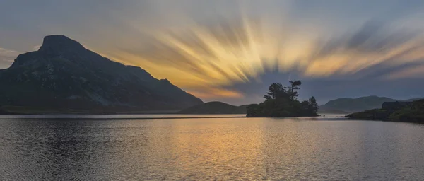 Красивый Пейзаж Горы Озера Время Красочного Заката Длительного Пребывания — стоковое фото