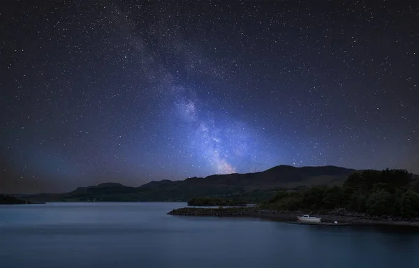 Impressionante Vibrante Láctea Imagem Composta Sobre Paisagem Lago Calmo Com — Fotografia de Stock