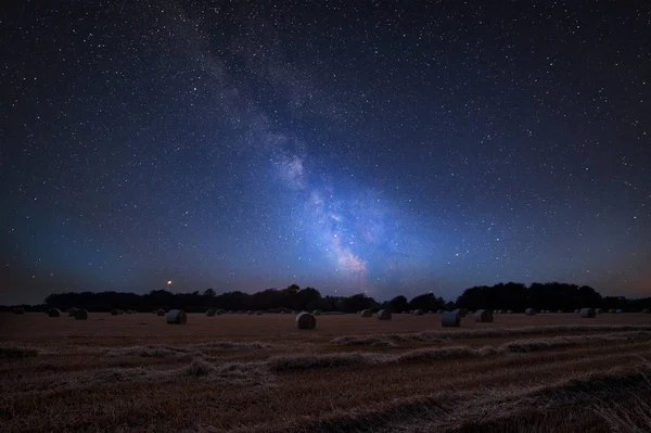 Потрясающее Яркое Композитное Изображение Млечного Пути Над Ландшафтом Поля Тюков — стоковое фото