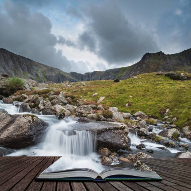 Manzara resim açık hikaye kitabın sayfalarını dışarı gelecek sonbahar dağ silsilesi Llyn Ogwen ve Snowdonia Llyn Idwal yakın aşağı akan nehri