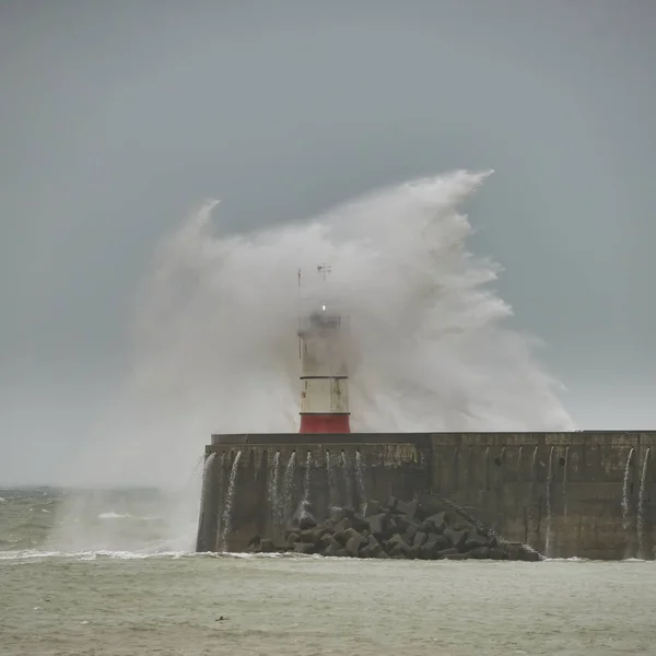 Fantastiska Vågor Kraschar Över Hamnen Väggen Blåsigt Storm Newhaven Engelska — Stockfoto