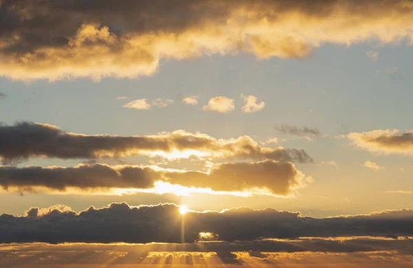 Splendido Colorato Ore Oro Tramonto Cielo Con Formazione Nuvole Sole — Foto Stock