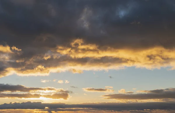 Krásné Barevné Zlatá Hodina Západu Slunce Obloha Cloud Formace Zapadajícího — Stock fotografie