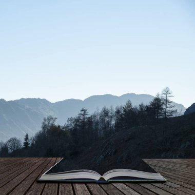 Sonbahar sonbahar çarpıcı Catbells Derwentwater canlı Fall ile Lake District yakınındaki görünümden yatay görüntü etrafında tüm açık hikaye kitabın sayfalarını dışarı geliyor contryside uzak manzara renkler