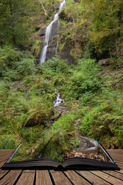 Impresionante Cascada Alta Que Fluye Sobre Exuberante Follaje Paisaje Verde — Foto de Stock