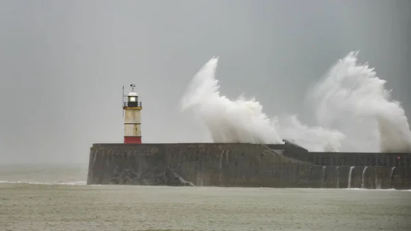 Fantastiska Vågor Kraschar Över Hamnen Väggen Blåsigt Storm Newhaven Engelska — Stockfoto