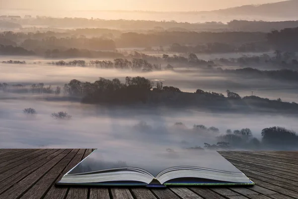 美丽的雾蒙蒙的英国乡村景观在冬季日出与层滚动通过领域出来的网页在神奇的故事书 — 图库照片