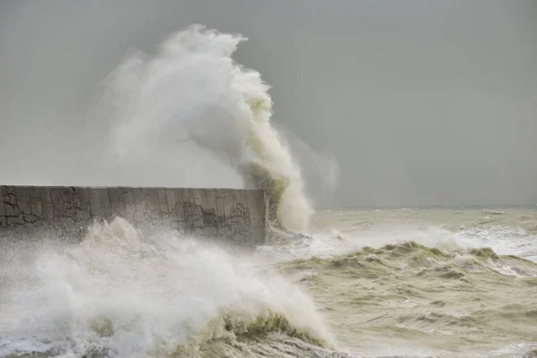 Atemberaubende Wellen Krachen Bei Sturm Über Hafenmauer Bei Neuseeland Der — Stockfoto