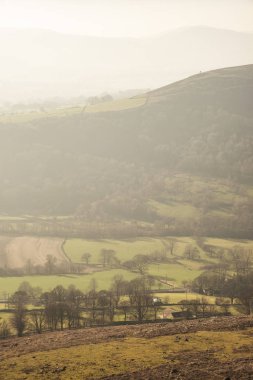 Peak District İngiltere'de güzel manzara görüntü üzerinde bir puslu