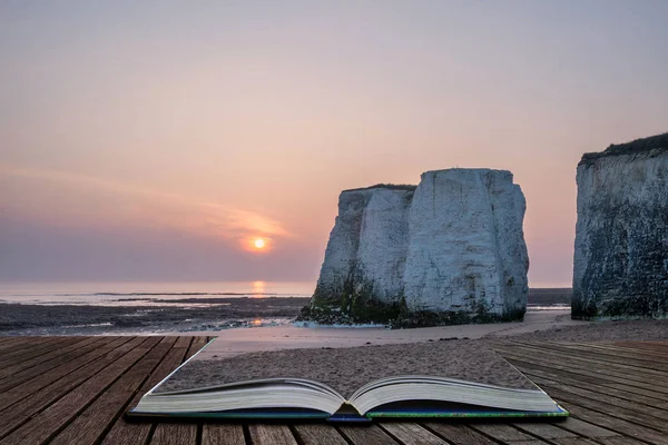 Hermoso amanecer vibrante sobre las pilas de roca en la playa en la marea baja —  Fotos de Stock