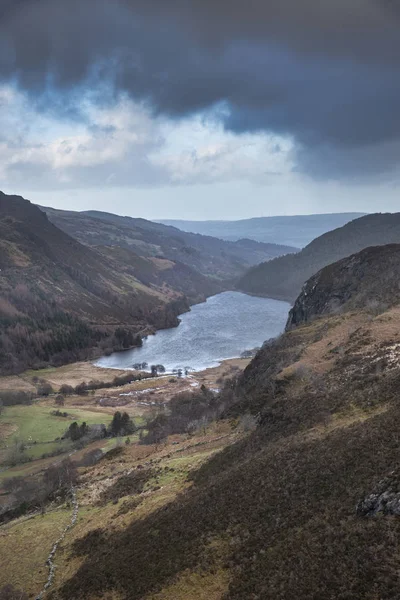 Paisaje imagen de vista desde el pico de Crimpiau hacia Llyn Crafn — Foto de Stock