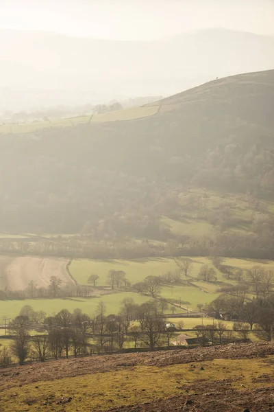 Bella immagine paesaggistica del Peak District in Inghilterra su un nebbioso — Foto Stock