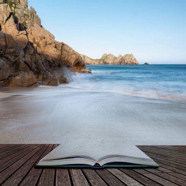 Porthcurno Beach Güney Kor üzerinde çarpıcı günbatımı manzara resim