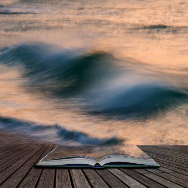 Porthcurno sahilde çarpıcı canlı gündoğumu manzara görüntü 