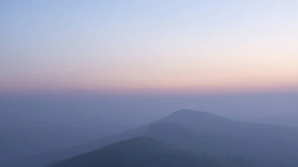 Εκπληκτική εικόνα του τοπίου χειμώνα sunrise η μεγάλη κορυφογραμμή στην ου — Φωτογραφία Αρχείου