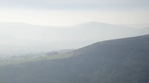 Lovely landscape image of the Peak District in England on a hazy — Stock Photo, Image