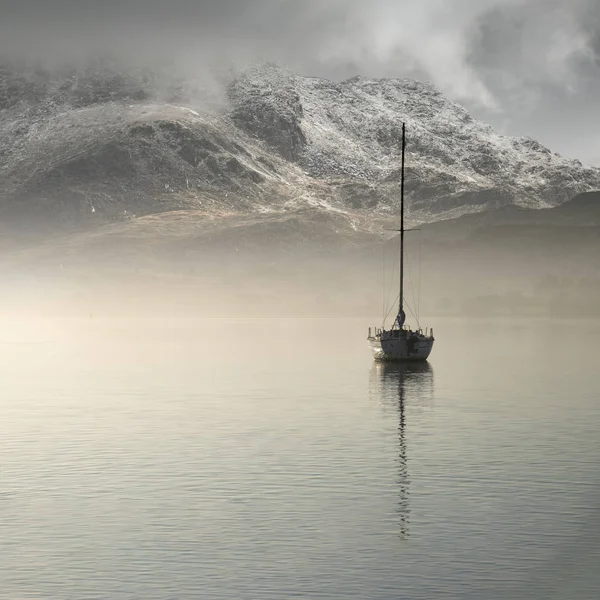 Impresionante imagen del paisaje de yate de vela sentado en calma — Foto de Stock