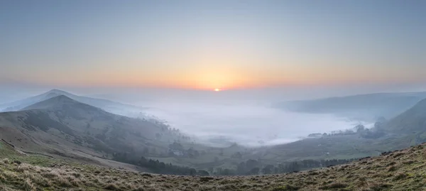 Stunning Winter sunrise landscape image of The Great Ridge in th — Stock Photo, Image