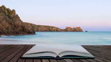 Porthcurno Beach Güney Kor üzerinde çarpıcı günbatımı manzara resim