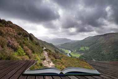 Snowdonia overloo içinde yürümek uçurumun üzerinden görünümünün manzara resmi