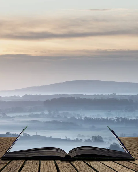 Splendido paesaggio rurale inglese nebbioso all'alba in inverno con — Foto Stock