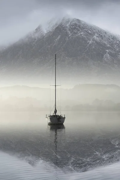 Stunning landscape image of sailing yacht sitting still in calm — Stock Photo, Image