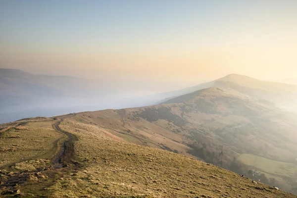 Oszałamiający obraz krajobraz wschód słońca zimy The Great Ridge w th — Zdjęcie stockowe