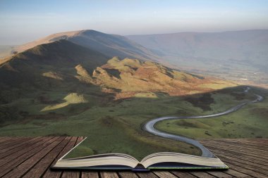 Doğal bir yol üzerinde bir sisli Edale Vadisi yolunda rüzgarlar 