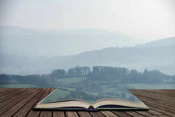 Bella immagine paesaggistica del Peak District in Inghilterra su un nebbioso — Foto Stock