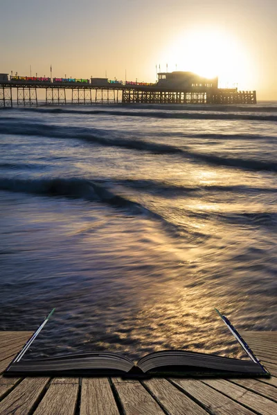 Krásné zářivé svítání krajiny obraz z Worthing pier v jsme — Stock fotografie