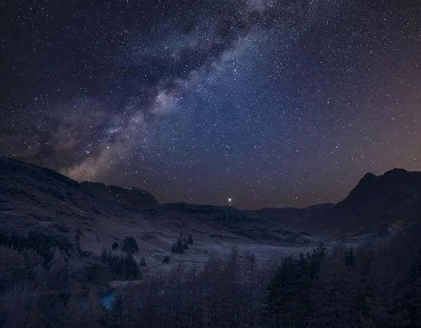 Digitales Kompositbild der Milchstraße über schöner Landschaft im — Stockfoto