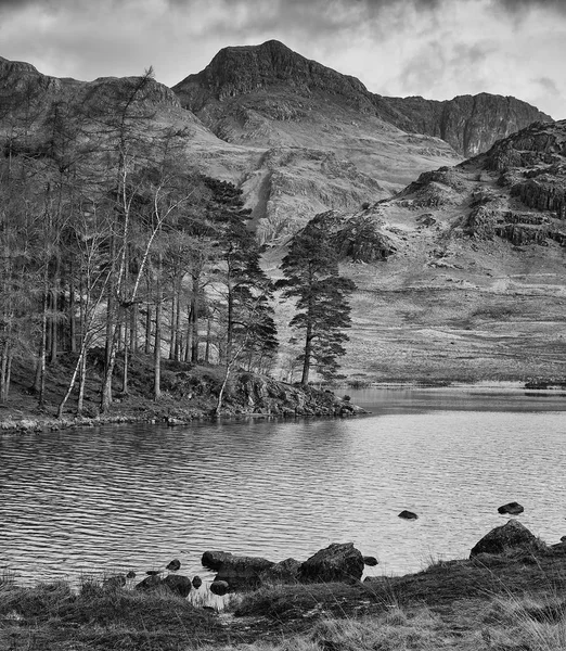 Schöne lebendige Sonnenaufgang Landschaft Bild von blea tarn in uk lak — Stockfoto