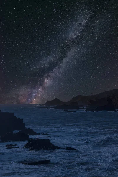 Lebendige Milchstraße zusammengesetztes Bild über Landschaft mit Langzeitbelichtung — Stockfoto