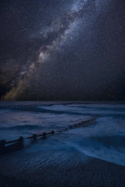 Vibrierende Milchstraße zusammengesetzte Bild über Landschaft der Wellen Crashi — Stockfoto