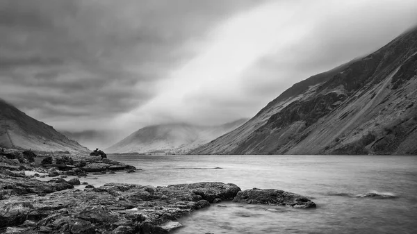 Imagem deslumbrante da paisagem de exposição longa de águas residuais em UK Lake — Fotografia de Stock