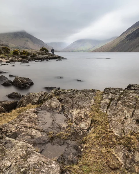 Häpnadsväckande lång exponering landskap bild av Wast vatten i Storbritannien Lake — Stockfoto