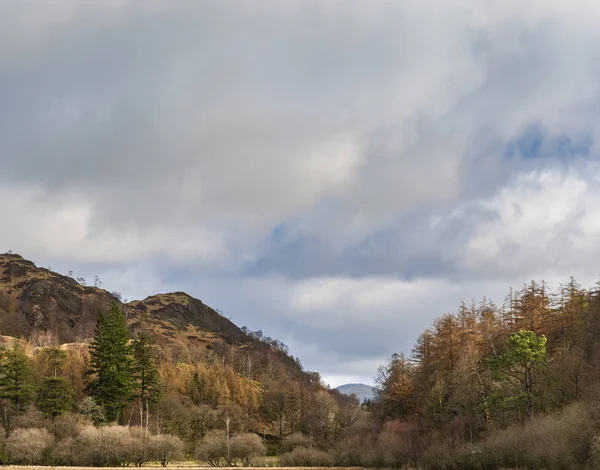 Superbe image du paysage printanier de Yew Tree Tarn au Royaume-Uni Lake Dist — Photo