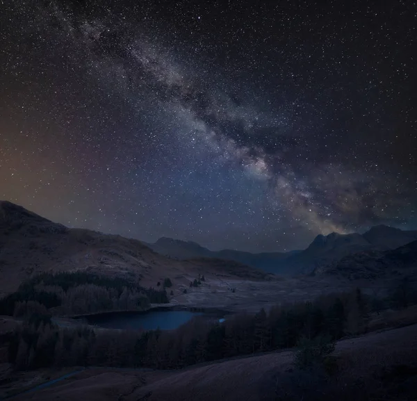 Digitální složený obraz Mléčné dráhy nad krásným krajinim — Stock fotografie