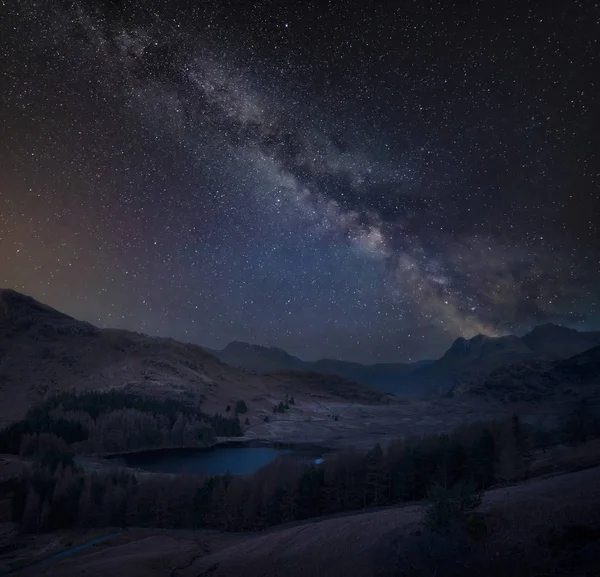 Digitales Kompositbild der Milchstraße über schöner Landschaft im — Stockfoto