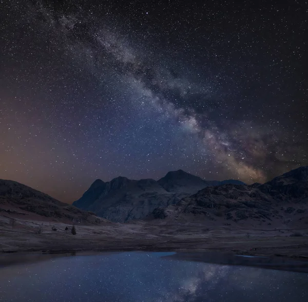 Digitales Kompositbild der Milchstraße über schöner Landschaft im — Stockfoto