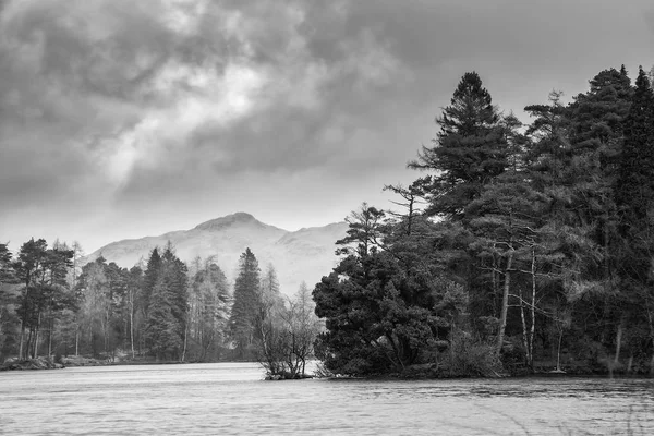 Imagem deslumbrante paisagem noturna de Tarn Hows no Reino Unido Lake Distric — Fotografia de Stock