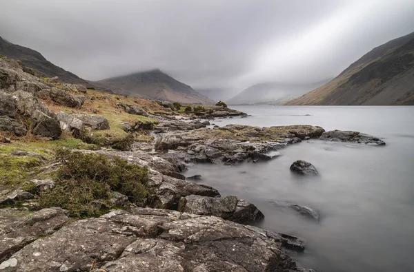 Atemberaubende Langzeitbelichtung Landschaft Bild von Abwasser in uk Lake — Stockfoto